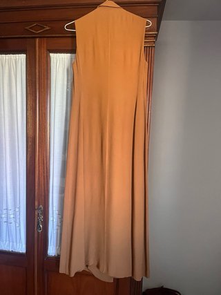 Vestido chaleco cruzado sin mangas color mostaza