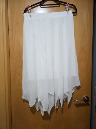 Falda blanca asimétrica fluida