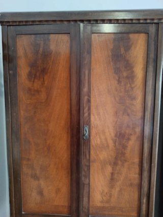 Armario antiguo de madera