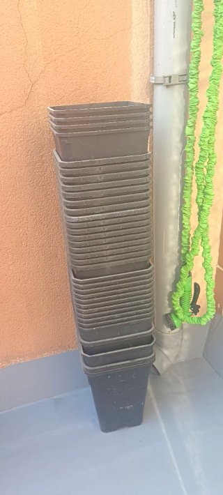 Maceteros cuadrados de plástico negro