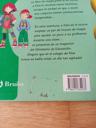 Libro: Kika Superbruja Revoluciona la clase