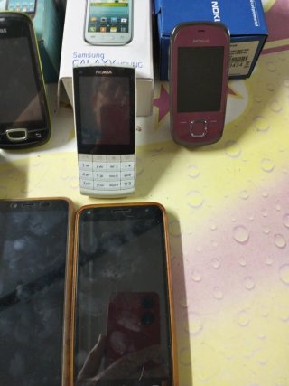 Lote de móviles Nokia y Samsung