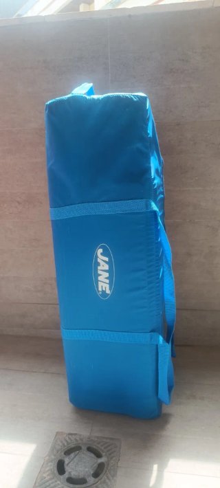 Cuna plegable/parque JANÉ y ropa (opcional)