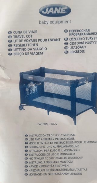 Cuna plegable/parque JANÉ y ropa (opcional)