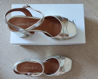 Sandalias doradas Daniela Vega plataforma