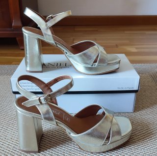 Sandalias doradas Daniela Vega plataforma
