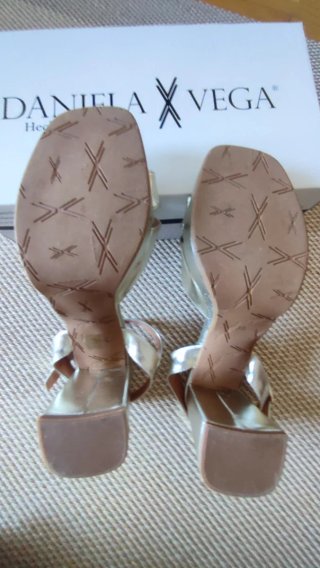 Sandalias doradas Daniela Vega plataforma