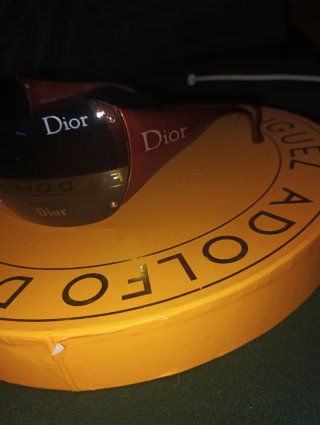 Occhiali da sole marroni e dorati