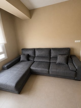 Sofá chaiselongue gris polipiel