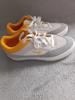 Zapatillas Nike Unisex Gris y Blanco