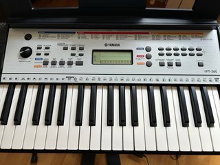Teclado Yamaha YPT-260 con soporte