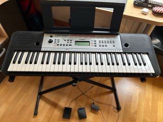 Teclado Yamaha YPT-260 con soporte