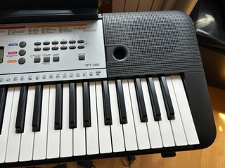 Teclado Yamaha YPT-260 con soporte