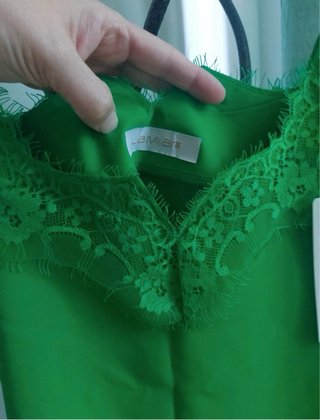 Top LAMIAR verde con encaje