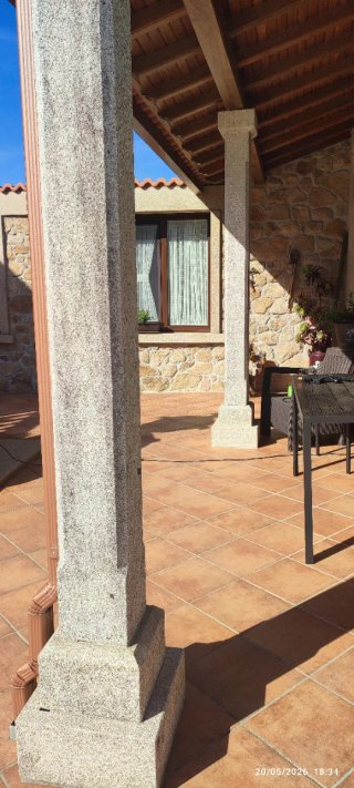 Columna de piedra gris decorativa