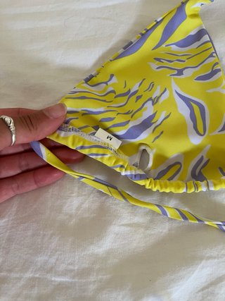Bikini triangolo giallo e lilla con anelli bianchi