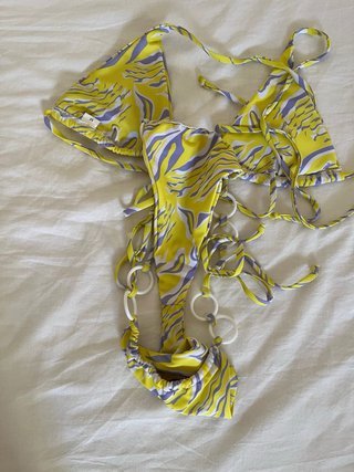 Bikini triangolo giallo e lilla con anelli bianchi