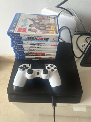 PS4 500GB + 9 Giochi + 1 Controller