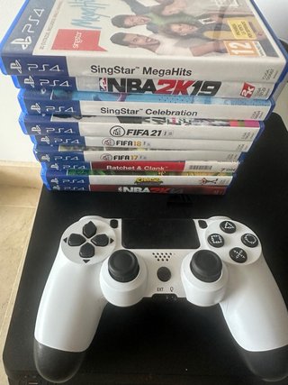 PS4 500GB + 9 Giochi + 1 Controller