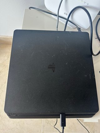 PS4 500GB + 9 Giochi + 1 Controller