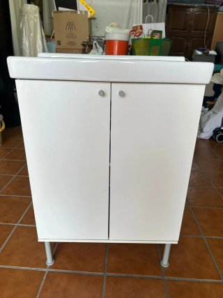 Lavabo con mueble blanco
