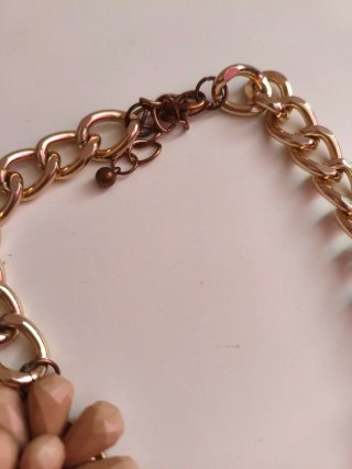 Collar dorado con flores beige