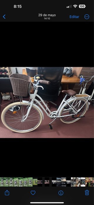 Bicicleta de paseo blanca con cesta.