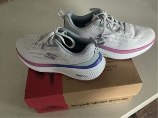 Zapatillas Skechers Running Mujer Morado/Blanco