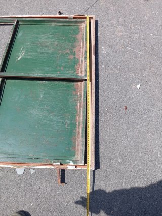 Puerta metálica con cristales rotos