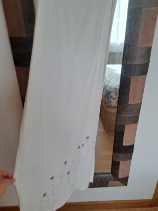 Vestido blanco largo con flores moradas