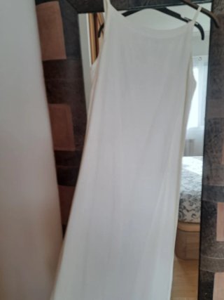 Vestido blanco largo con flores moradas
