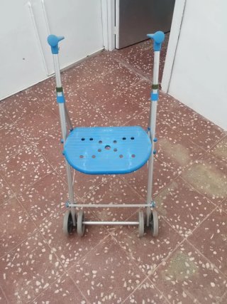 Andador con asiento azul