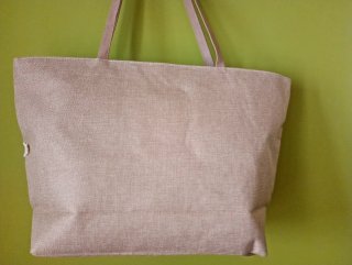 Bolso de playa beige y dorado con flecos