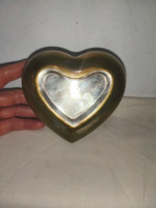 Antiguo gran joyero corazón latón floral francés