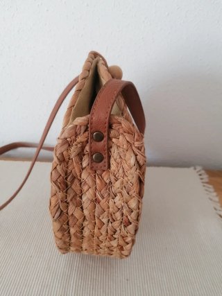 Bolso redondo de paja