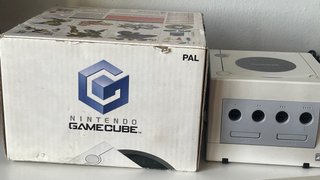 Nintendo GameCube Pearl White PAL con la sua confezione