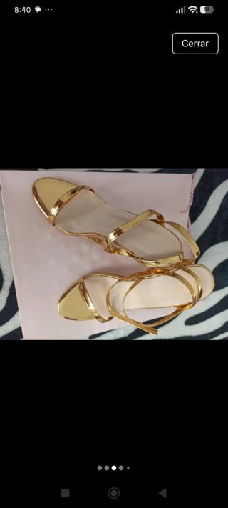 Sandalias doradas tacón aguja.