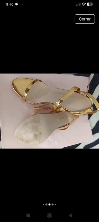 Sandalias doradas tacón aguja.