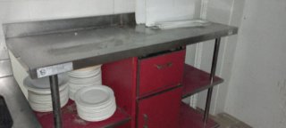 Mueble de acero inoxidable con cajón rojo