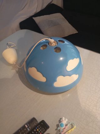Lámpara infantil azul con nubes