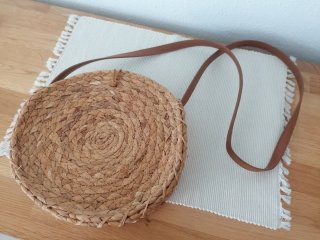 Bolso redondo de paja