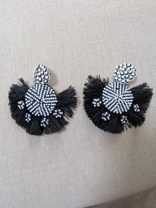 Pendientes negros con detalles blancos