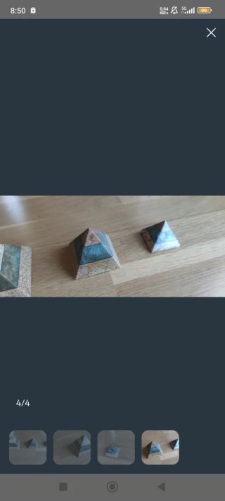 Pirámides de piedra decorativas