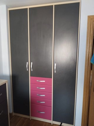 Armario infantil puertas negras y cajones fucsia