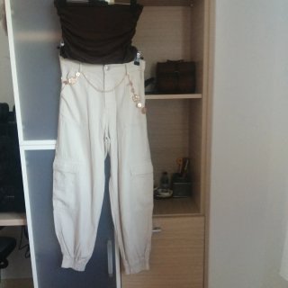 Pantalón bombacho beige tendencia, tejido muy fino