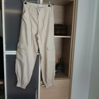 Pantalón bombacho beige tendencia, tejido muy fino