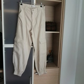 Pantalón bombacho beige tendencia, tejido muy fino