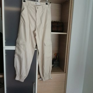 Pantalón bombacho beige tendencia, tejido muy fino