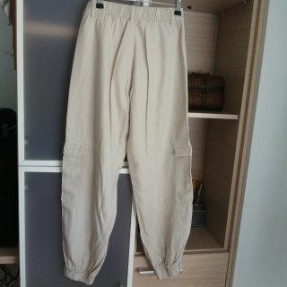 Pantalón bombacho beige tendencia, tejido muy fino