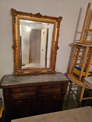 Mueble recibidor con espejo dorado